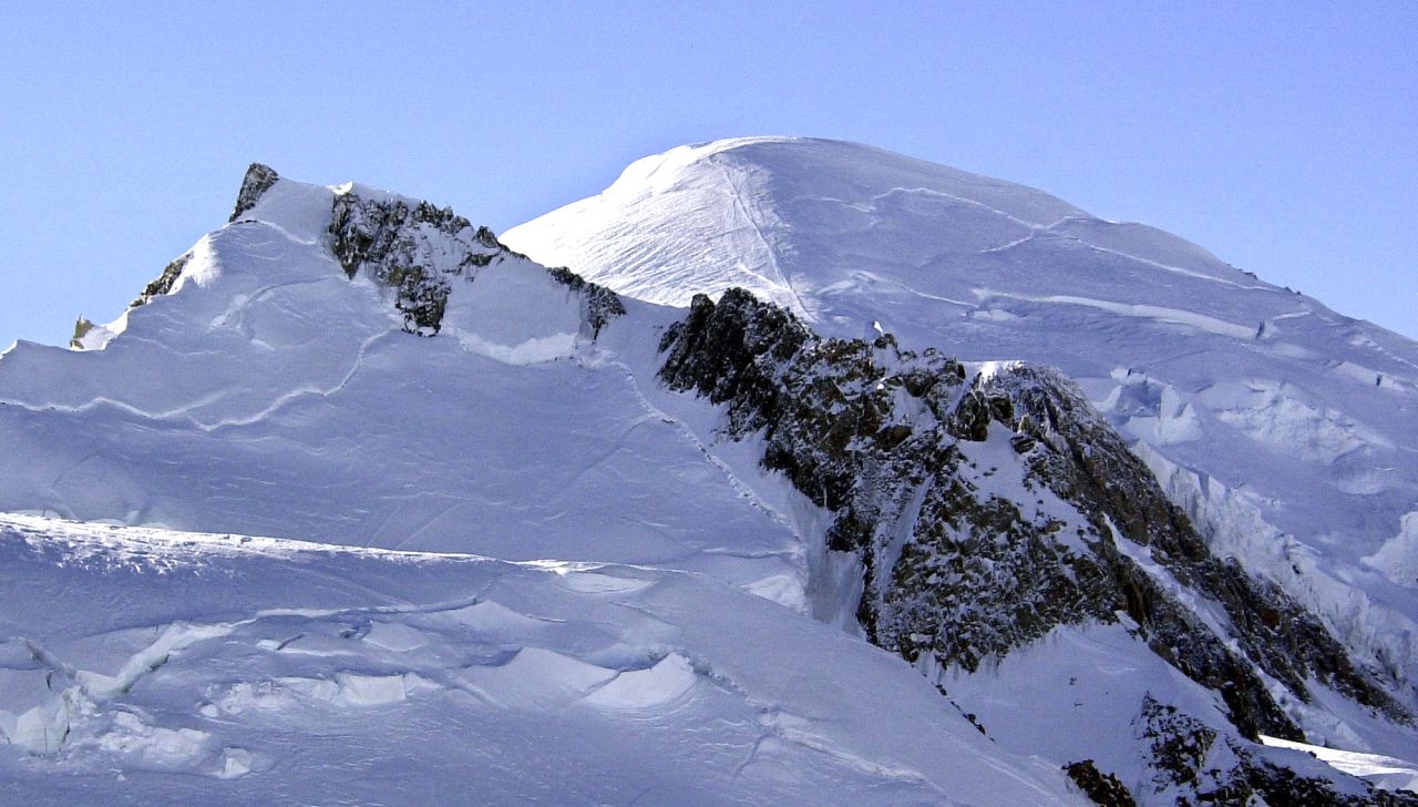 Лавина уби двама скиори във френските Алпи