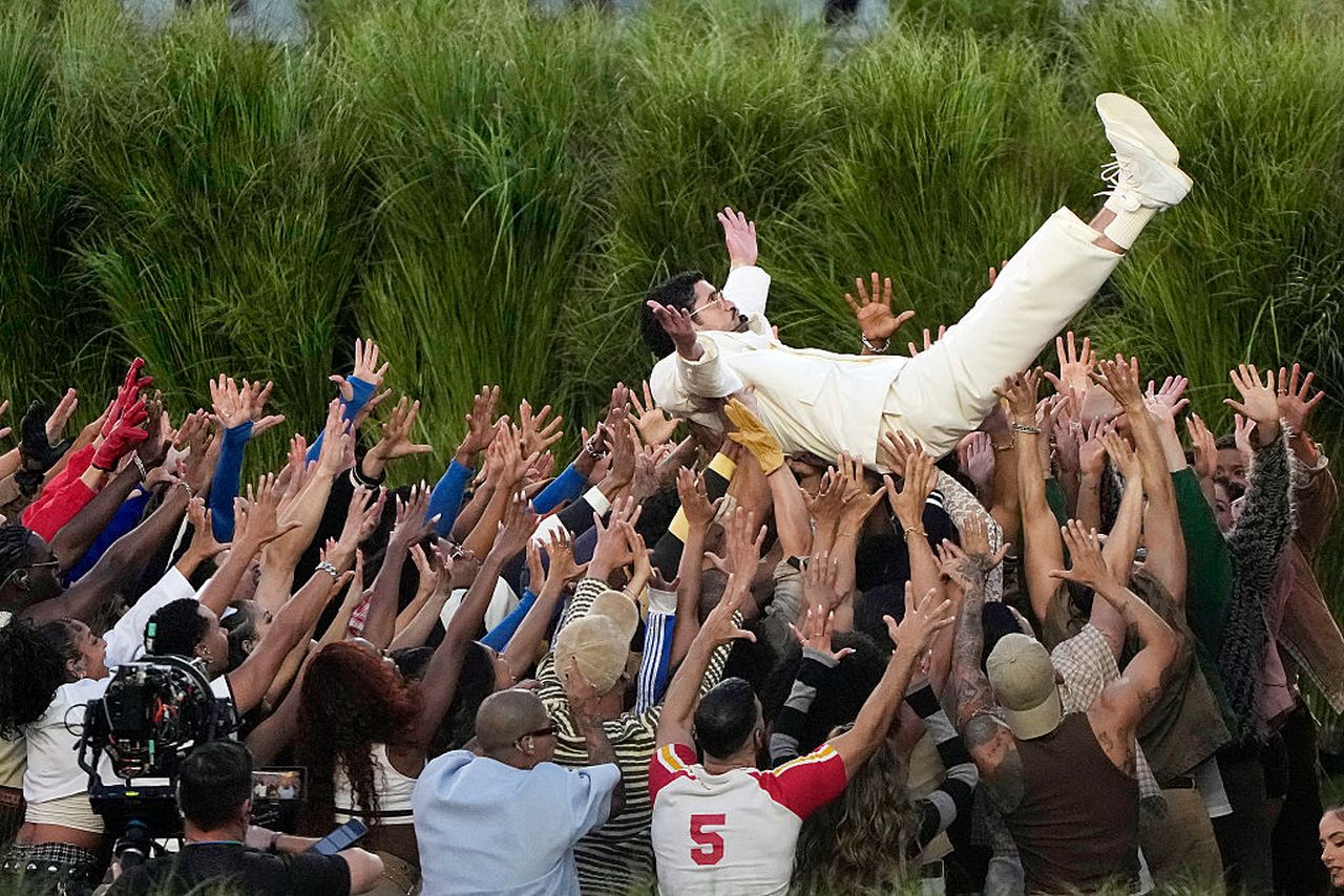 <p>Суперзвездата Bad Bunny оглави грандиозното шоу на полувремето на Apple Music Super Bowl LX, което се проведе на 8 февруари 2026 г. на стадион &bdquo;Ливайс&ldquo; в Санта Клара, Калифорния.&nbsp;Президентът на САЩ, Доналд Тръмп, разкритикува шоуто и каза, че е "е абсолютно ужасно"</p>