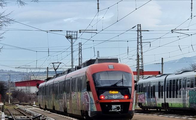Влак блъсна и уби мъж в Перник