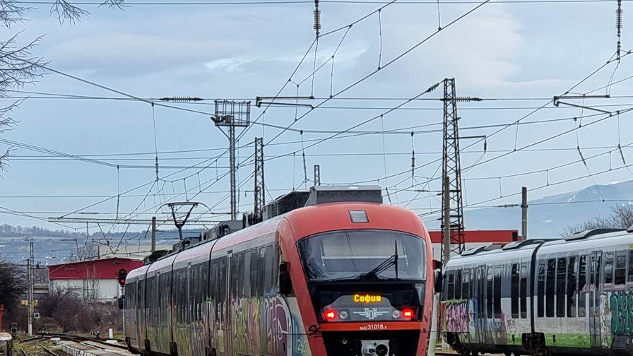 Влак блъсна и уби мъж в Перник