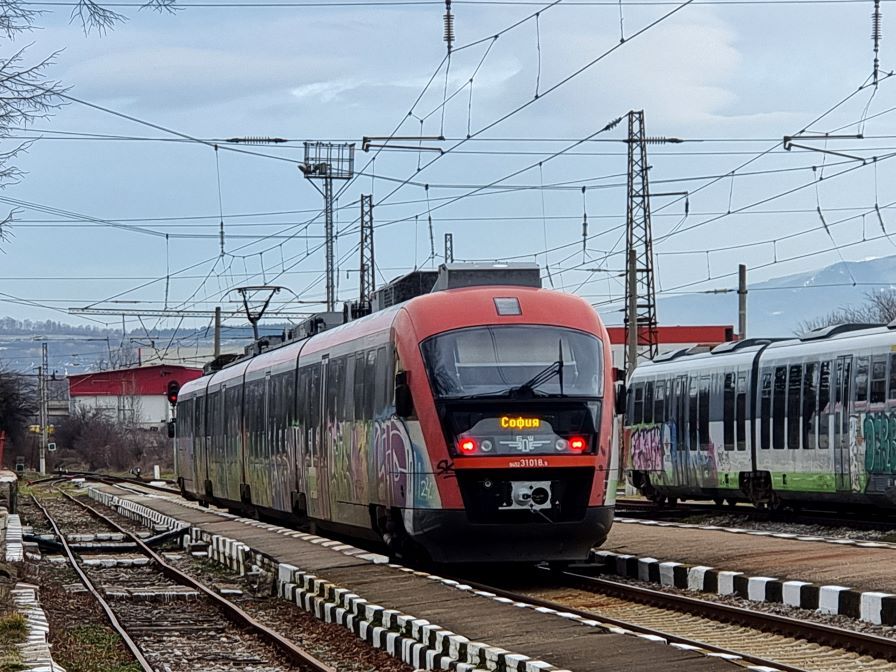 Влак блъсна и уби мъж в Перник