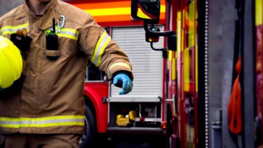 <p>Пожарникари спасиха възрастна жена, заклещила се в сандък&nbsp;</p>