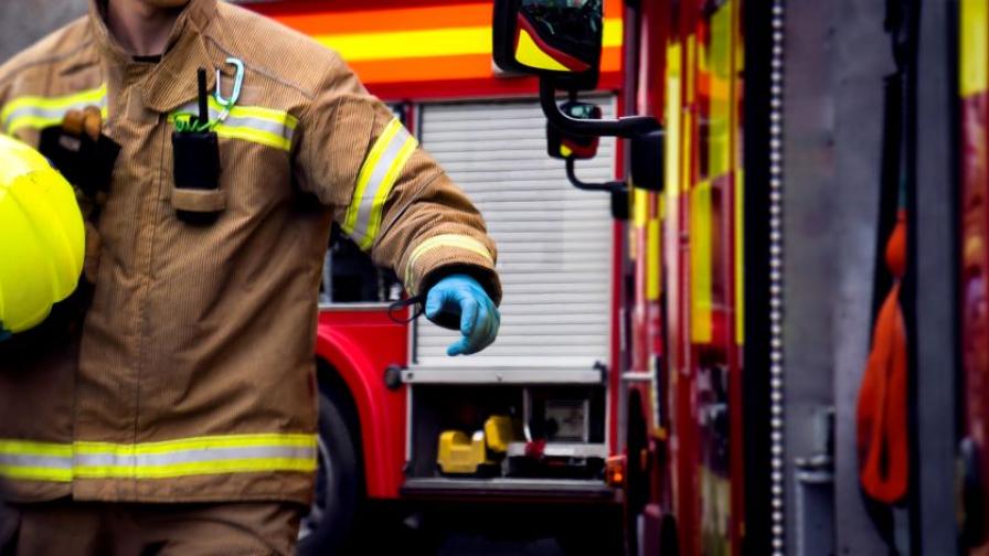 <p>Пожарникари спасиха възрастна жена, заклещила се в сандък&nbsp;</p>