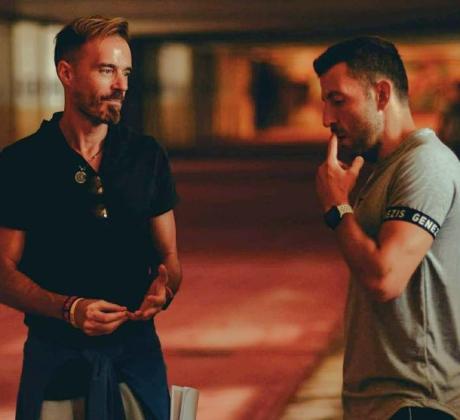 Актьорът Леарт Докле който влиза в обувките на Петър Дачев