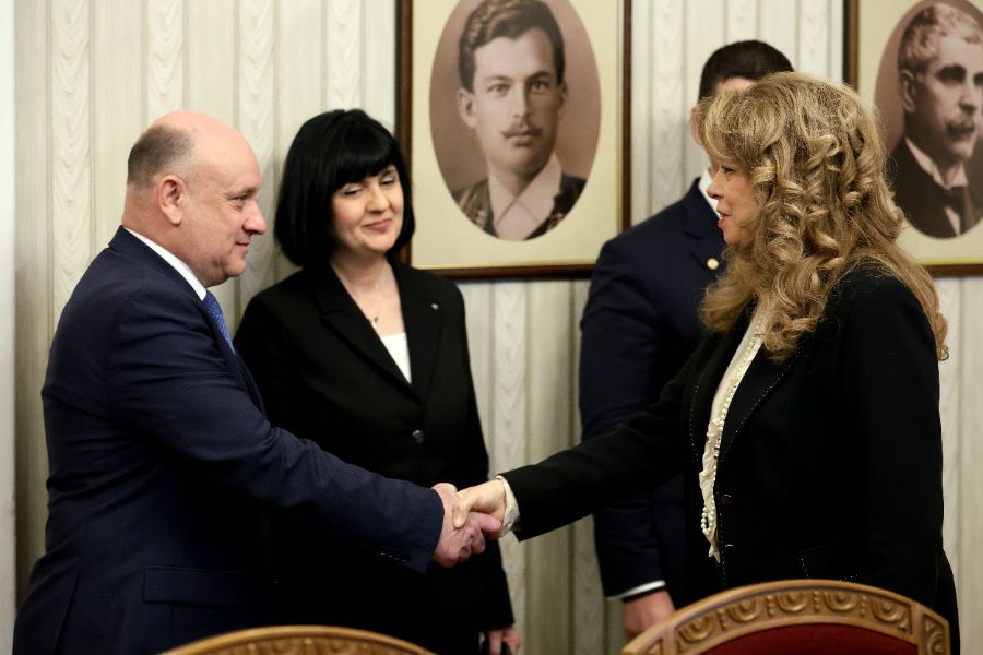 <p>Обществото няма доверие в институциите, както и в медиите, с право, заяви председателят на парламентарната група на &bdquo;Величие&ldquo; Ивелин Михайлов по време на консултациите с президента Илияна Йотова във връзка с процедурата по назначаване на служебен министър-председател.</p>