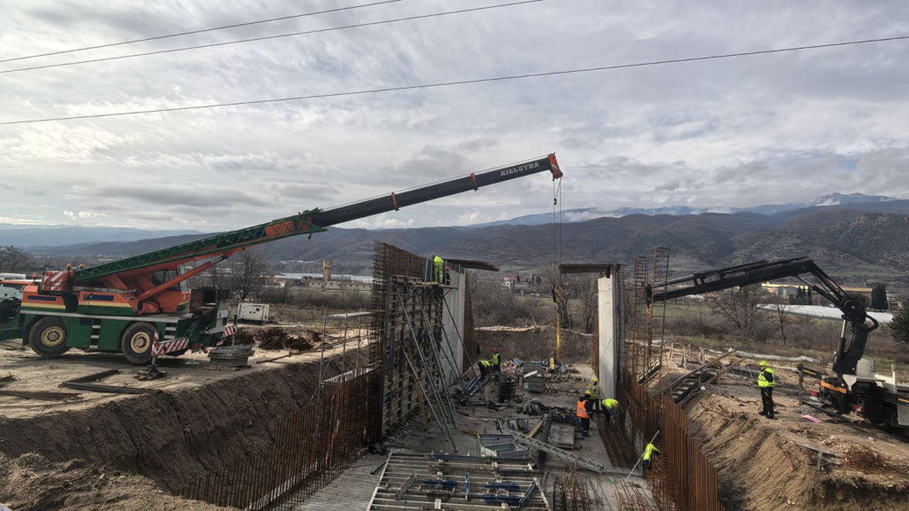 <p>На обходния път на Кресна ще има три големи моста и два тунела. В момента на обекта работят над 60 тежкотоварни машини и 170 строители&nbsp;</p>