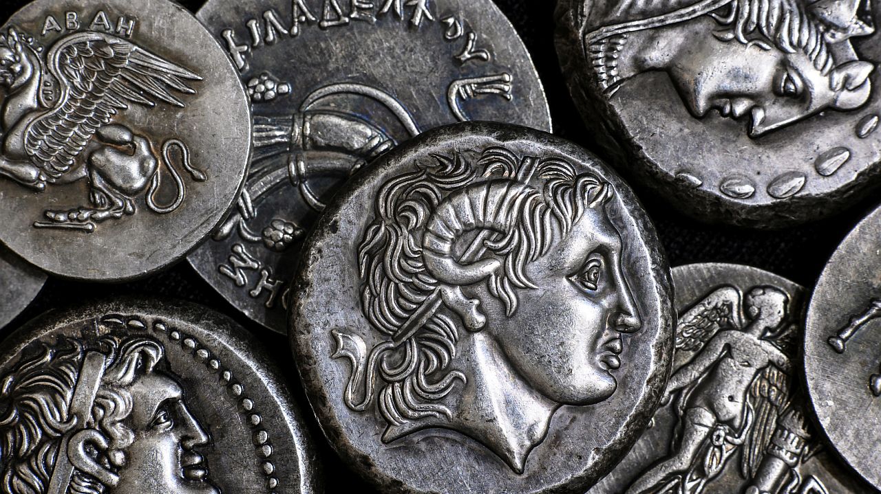 12 февруари: Когато една държава накара друга да смени името си