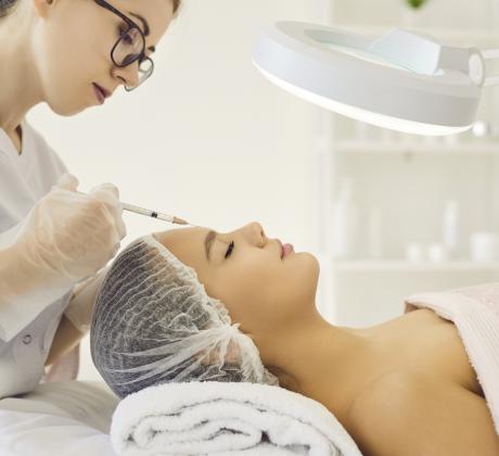 Пред огледалото в стаята си 16 годишната Джазлин се усмихва