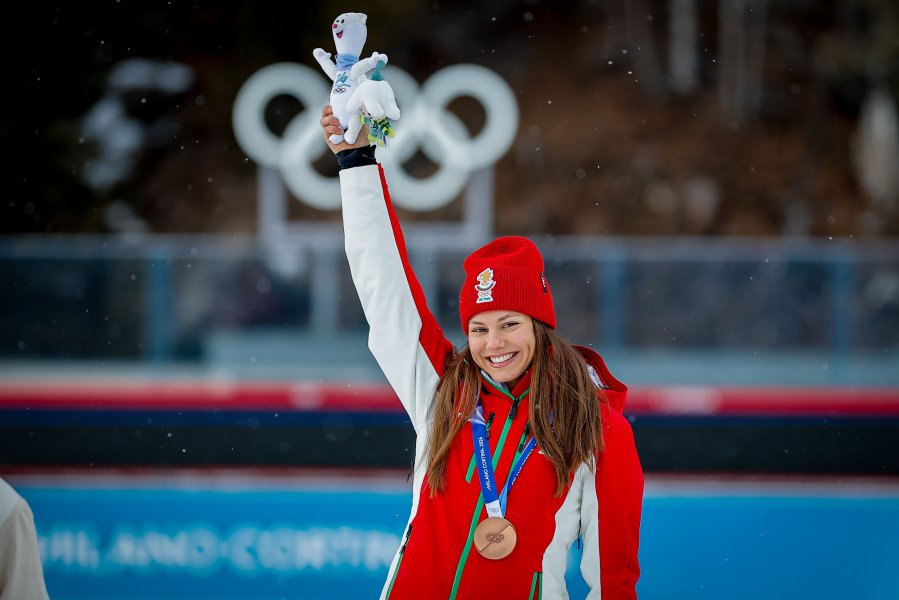 Награждаване на Лора Христова след бронзовото отличие на Зимните олимпийски1