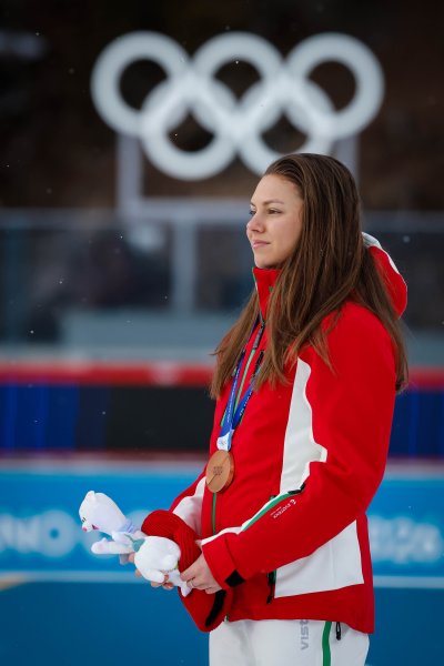 Награждаване на Лора Христова след бронзовото отличие на Зимните олимпийски1