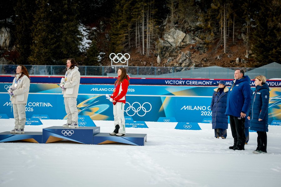Награждаване на Лора Христова след бронзовото отличие на Зимните олимпийски1