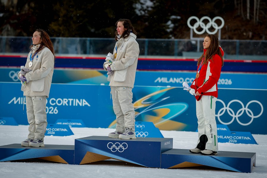 Награждаване на Лора Христова след бронзовото отличие на Зимните олимпийски1