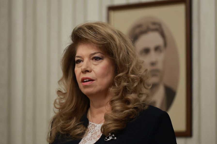 Президентът Йотова подписа указа за изборите и назначи служебния кабинет