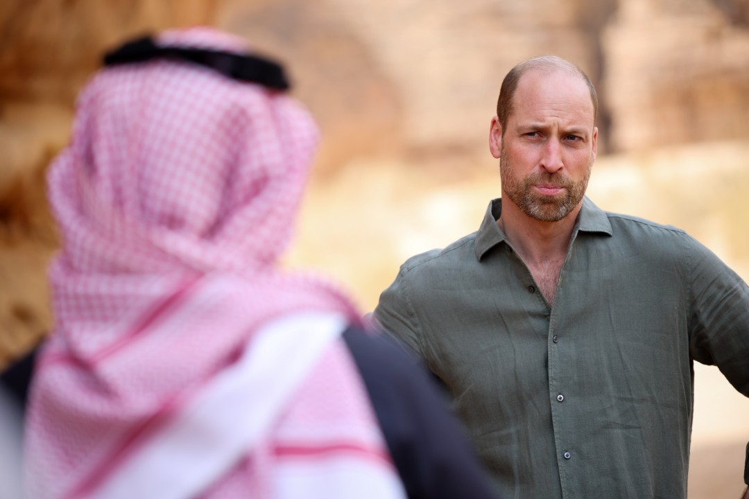 <p>Принц Уилям завърши първото си посещение в Саудитска Арабия с визита в природния резерват Шараан и историческия град Ал-Ула, запознавайки се с програми за опазване на застрашени видове и устойчиво земеделие.</p>