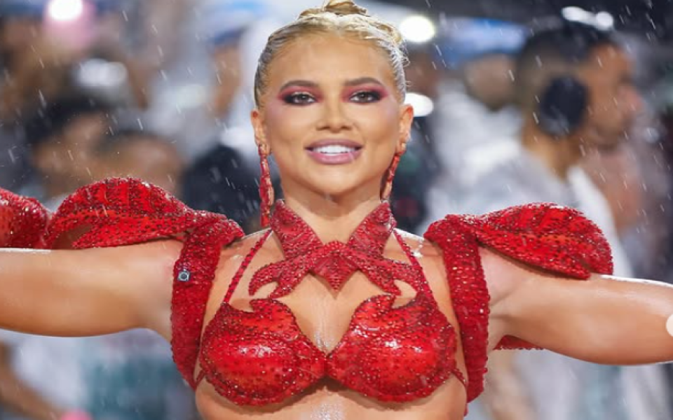 Музата на Винисиус избухна на карнавала в Бразилия (снимки)