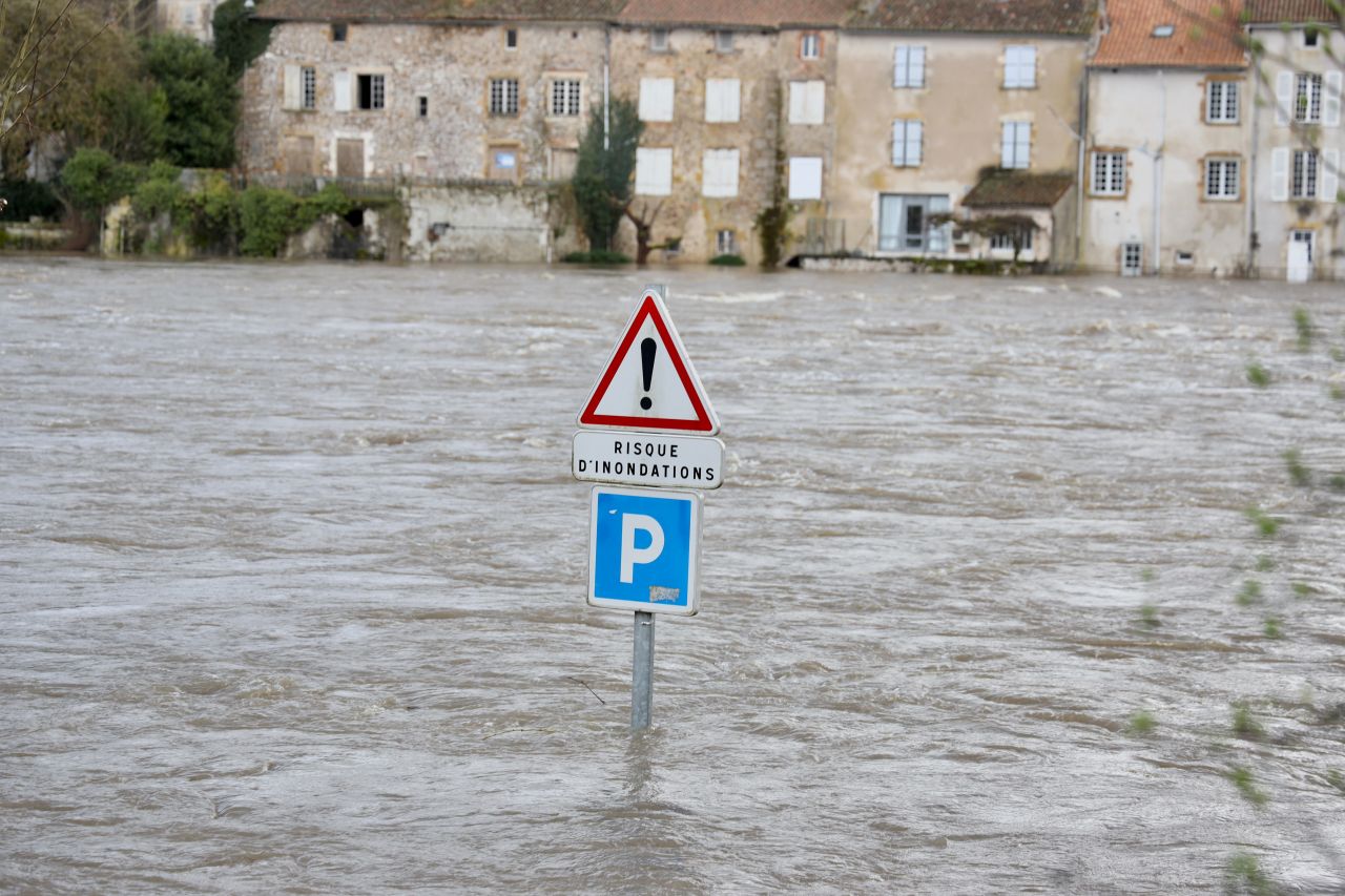 <p>Жертва и 450 000 домакинства без ток: Бурята Нилс парализира Южна Франция</p>