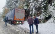 Сняг и закъсали камиони: Затруднено е движението през 