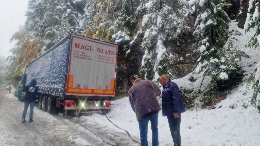 Сняг и закъсали камиони: Затруднено е движението през "Превала" и към Пампорово
