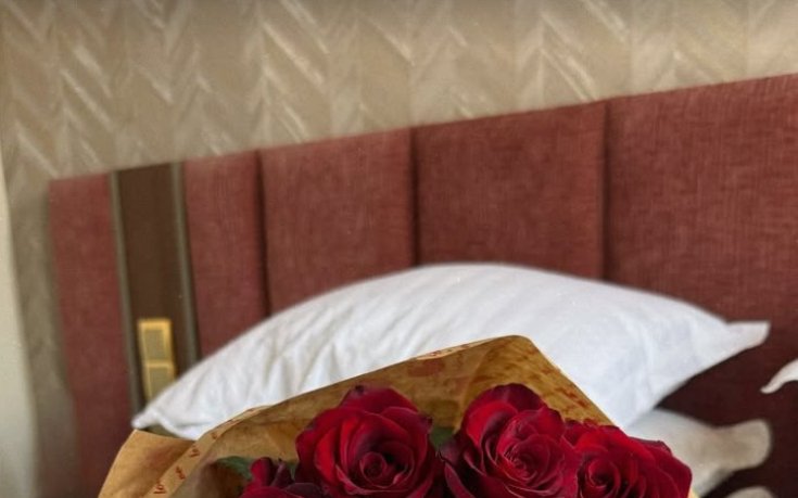 Карлос Насар подари огромен букет с рози на любимата си