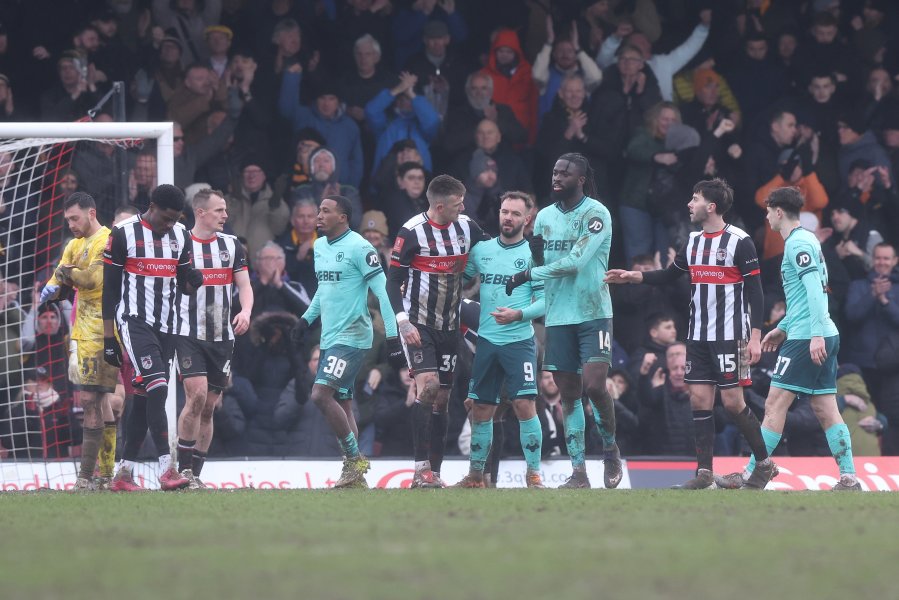 Гримсби Таун Уулвърхeмптън Уондърърс1