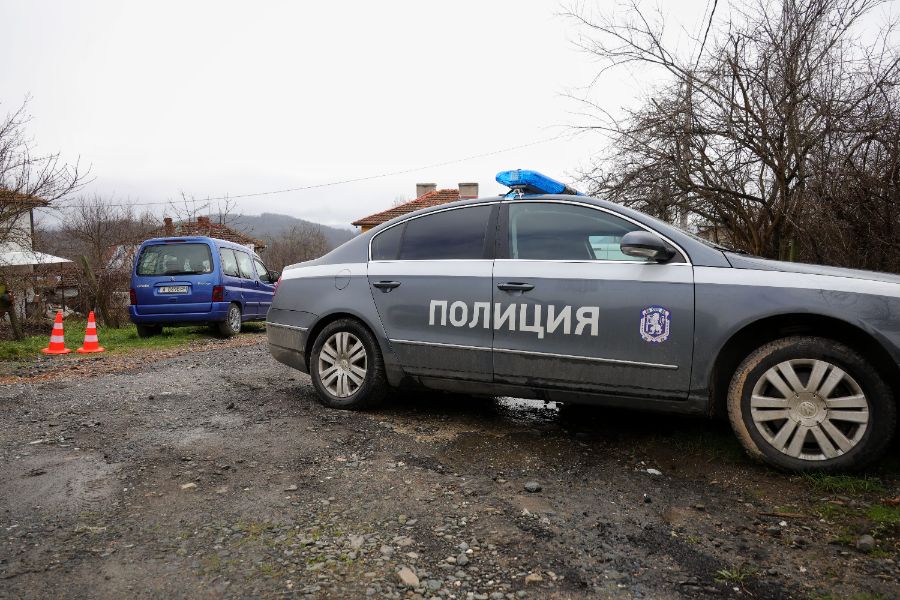 <p>Полиция отцепи района около дома на Ивайло Калушев в село Българи.</p>