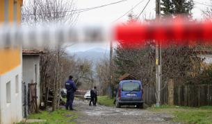 <p>Червена полицейска лента и бус на криминалисти&nbsp;- какво се случва&nbsp;пред дома на Калушев</p>