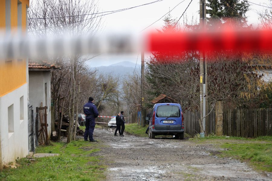 <p>Полиция отцепи района около дома на Ивайло Калушев в село Българи.</p>