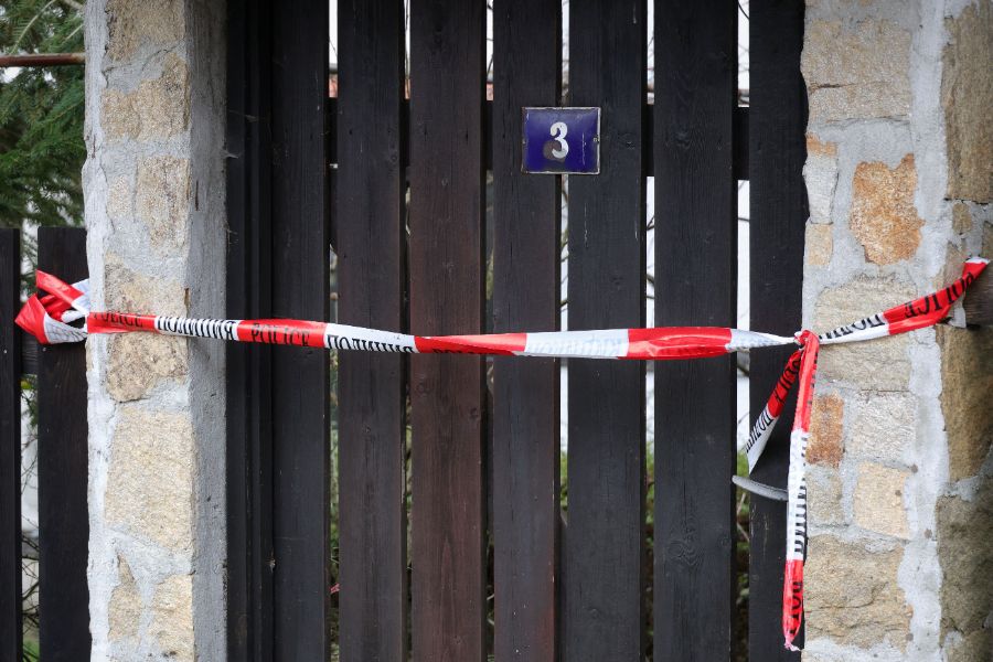 <p>Полиция отцепи района около дома на Ивайло Калушев в село Българи.</p>