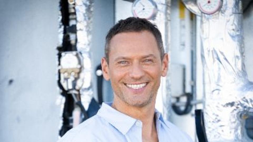 С усмивка и много енергия Орлин Павлов беше сред най-аплодираните гости на гала премиерата на "Брънч за начинаещи" в Националния дворец на културата, където заедно с екипа на филма отпразнува първата среща на комедията с публиката, споделяйки вълнението от проекта, към който допринася и с музиката – включително с изпълнението на официалната песен "Ех, че хубав ден"