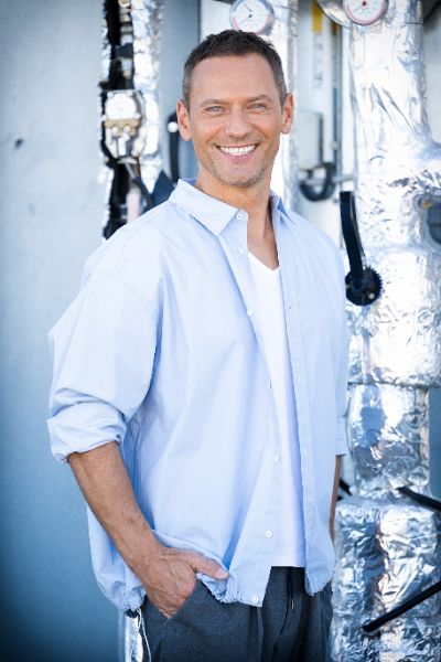 <p>С усмивка и много енергия Орлин Павлов беше сред най-аплодираните гости на гала премиерата на "Брънч за начинаещи" в Националния дворец на културата, където заедно с екипа на филма отпразнува първата среща на комедията с публиката, споделяйки вълнението от проекта, към който допринася и с музиката &ndash; включително с изпълнението на официалната песен "Ех, че хубав ден"</p>