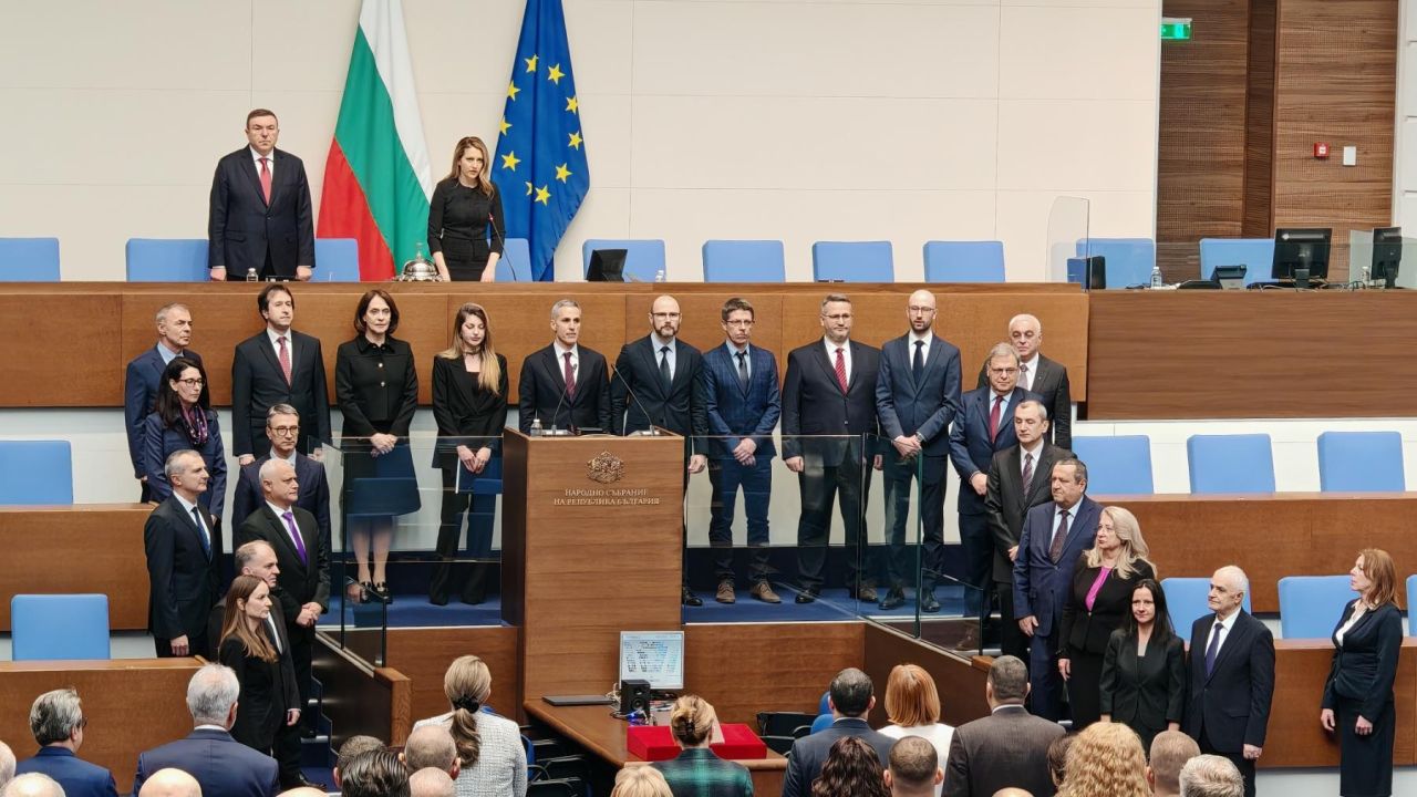 <p>Министрите от служебния кабинет на Андрей Гюров положиха официално клетва пред Народното събрание в присъствието на президента Илияна Йотова.</p>