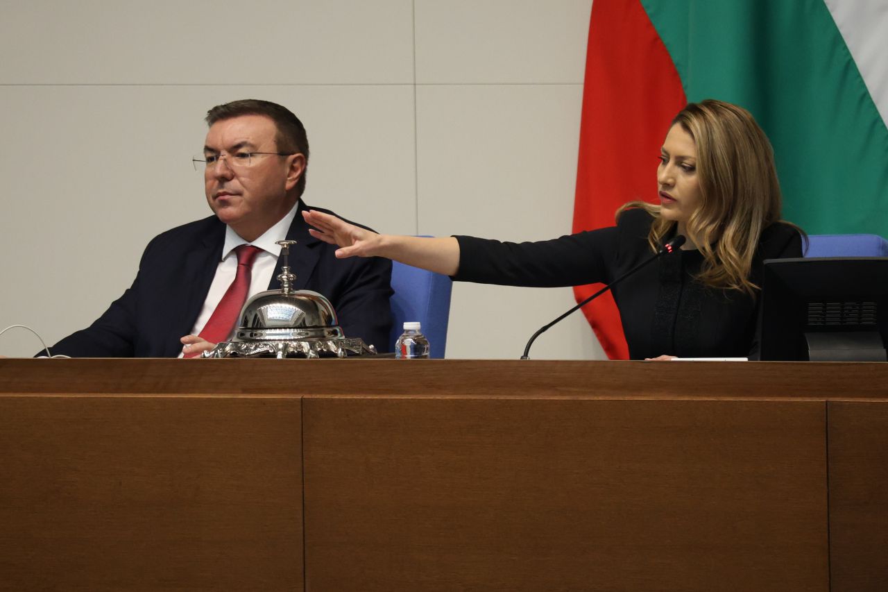 <p>Министрите от служебния кабинет на Андрей Гюров положиха официално клетва пред Народното събрание в присъствието на президента Илияна Йотова.</p>