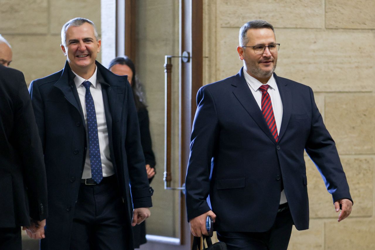 <p>Министрите от служебния кабинет на Андрей Гюров положиха официално клетва пред Народното събрание в присъствието на президента Илияна Йотова.</p>