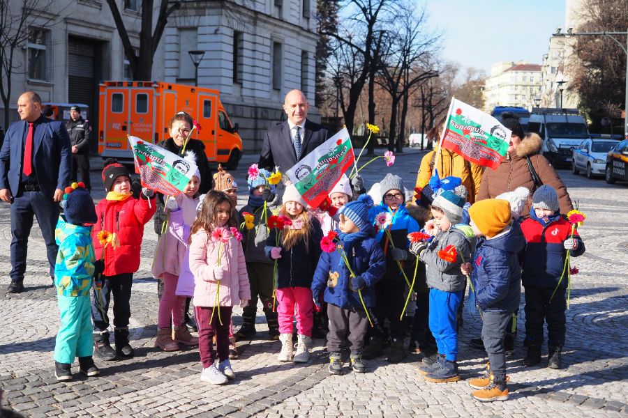 Румен Радев отдаде почит на Васил Левски, докато кабинетът на Андрей Гюров полагаше клетва в Народно събрание на Република България.