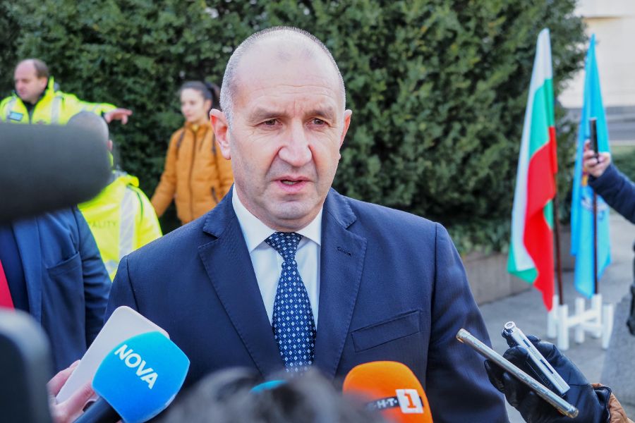 Румен Радев отдаде почит на Васил Левски, докато кабинетът на Андрей Гюров полагаше клетва в Народно събрание на Република България.