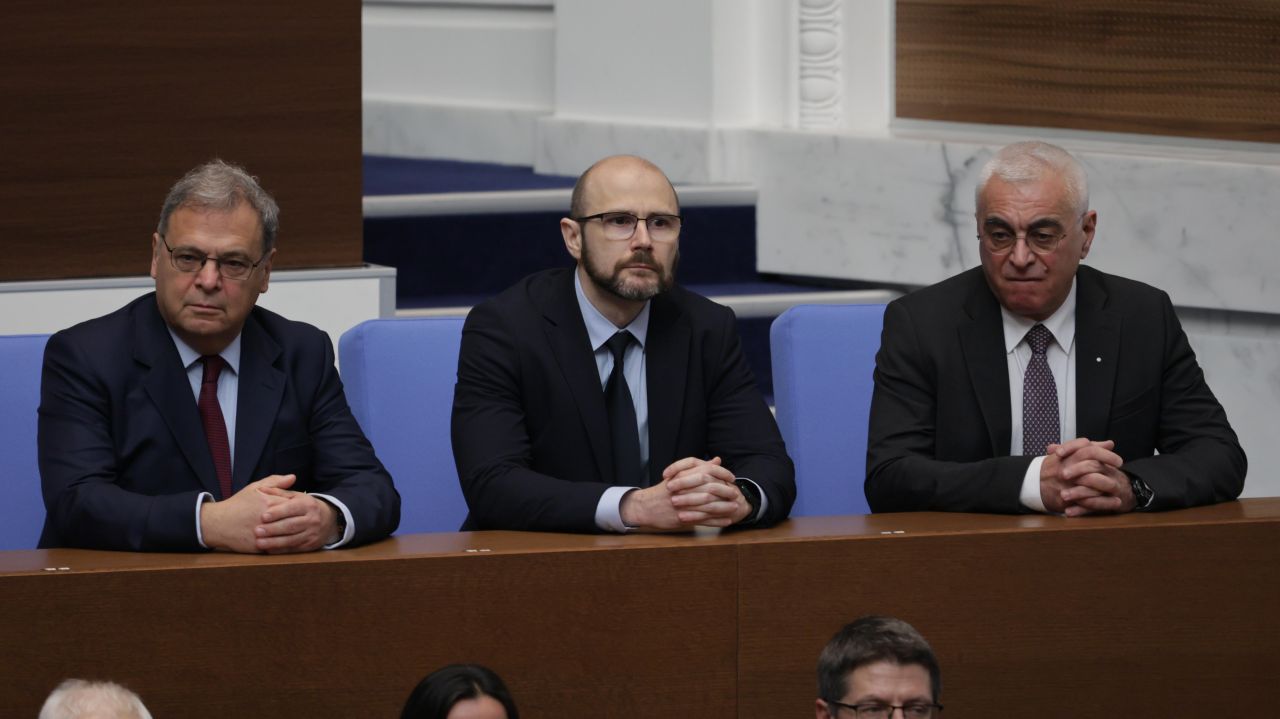 Министрите от служебния кабинет на Андрей Гюров положиха официално клетва пред Народното събрание в присъствието на президента Илияна Йотова.