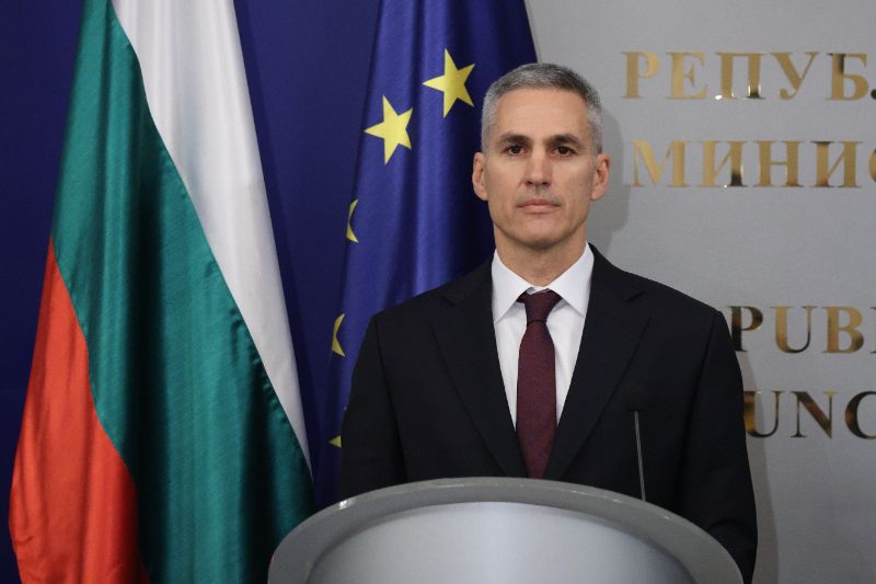 <p>След като кабинетът с премиер Андрей Гюров положи клетва в Народно събрание на Република България, в сградата на Министерски съвет на Република България се провежда официална церемония по приемственост на властта.</p>