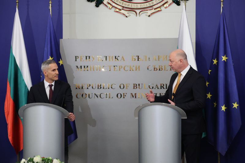 <p>След като кабинетът с премиер Андрей Гюров положи клетва в Народно събрание на Република България, в сградата на Министерски съвет на Република България се провежда официална церемония по приемственост на властта.</p>