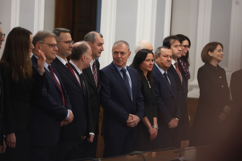 <p>След като кабинетът с премиер Андрей Гюров положи клетва в Народно събрание на Република България, в сградата на Министерски съвет на Република България се провежда официална церемония по приемственост на властта.</p>