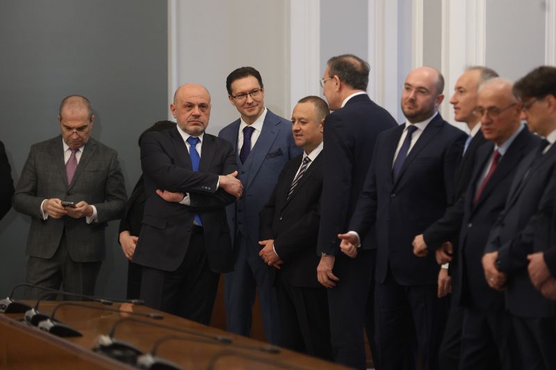 <p>След като кабинетът с премиер Андрей Гюров положи клетва в Народно събрание на Република България, в сградата на Министерски съвет на Република България се провежда официална церемония по приемственост на властта.</p>