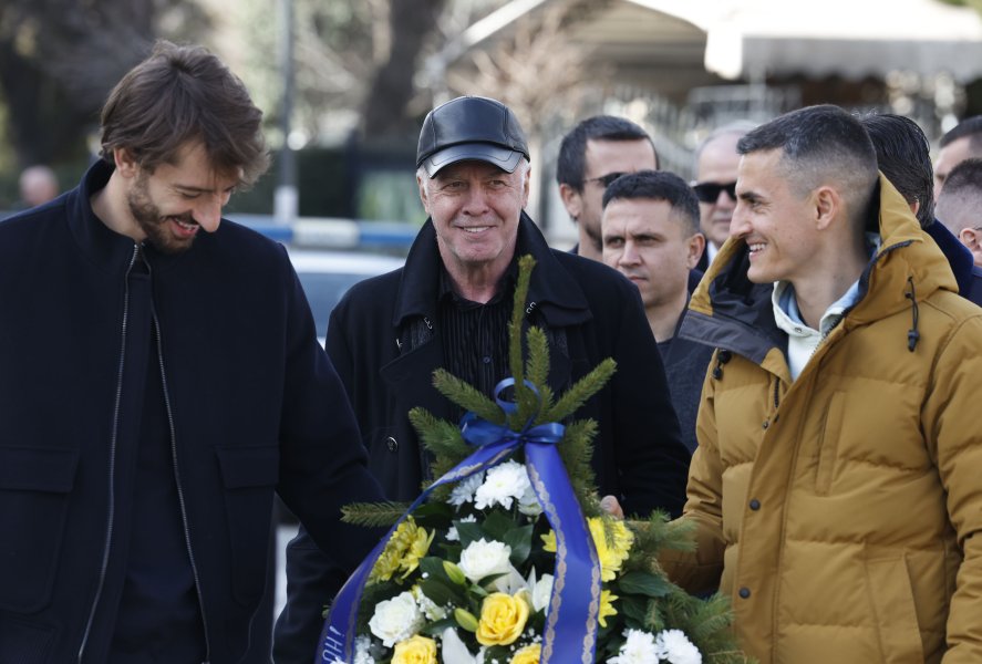 ПФК Левски поднесe цветя пред паметника на Апостола1