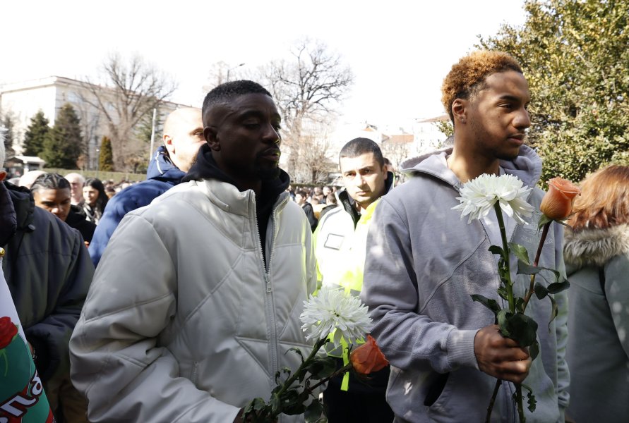 ПФК Левски поднесe цветя пред паметника на Апостола1