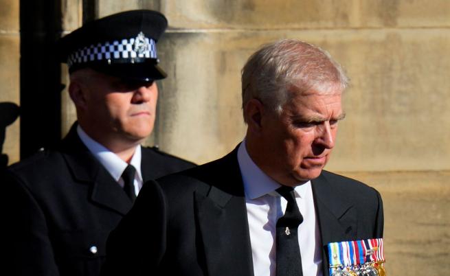 Властите продължават да обискират имот, в който е живял Андрю Уиндзор