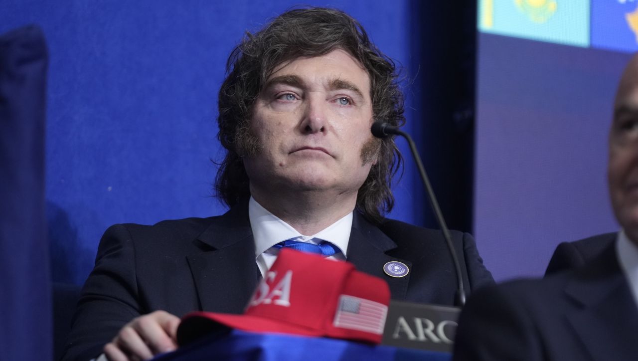 Хавиер Милей изненада с изпълнение на Елвис Пресли по време на Съвета за мир на Тръмп