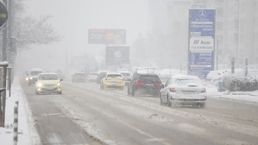 В капана на зимата: Затворени пътища, закъсали тирове и ограничено движение в страната