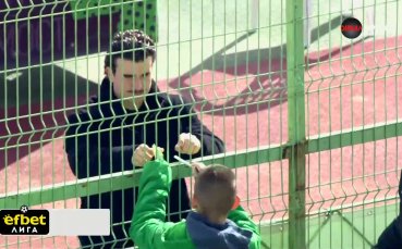 Салидо раздаде автографи на децата под Аязмото