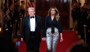 Мелания Тръмп зашемети със сребристи панталони