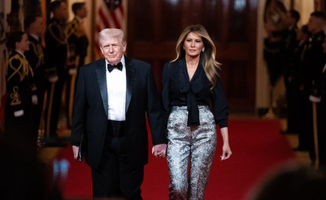 Мелания Тръмп зашемети със сребристи панталони