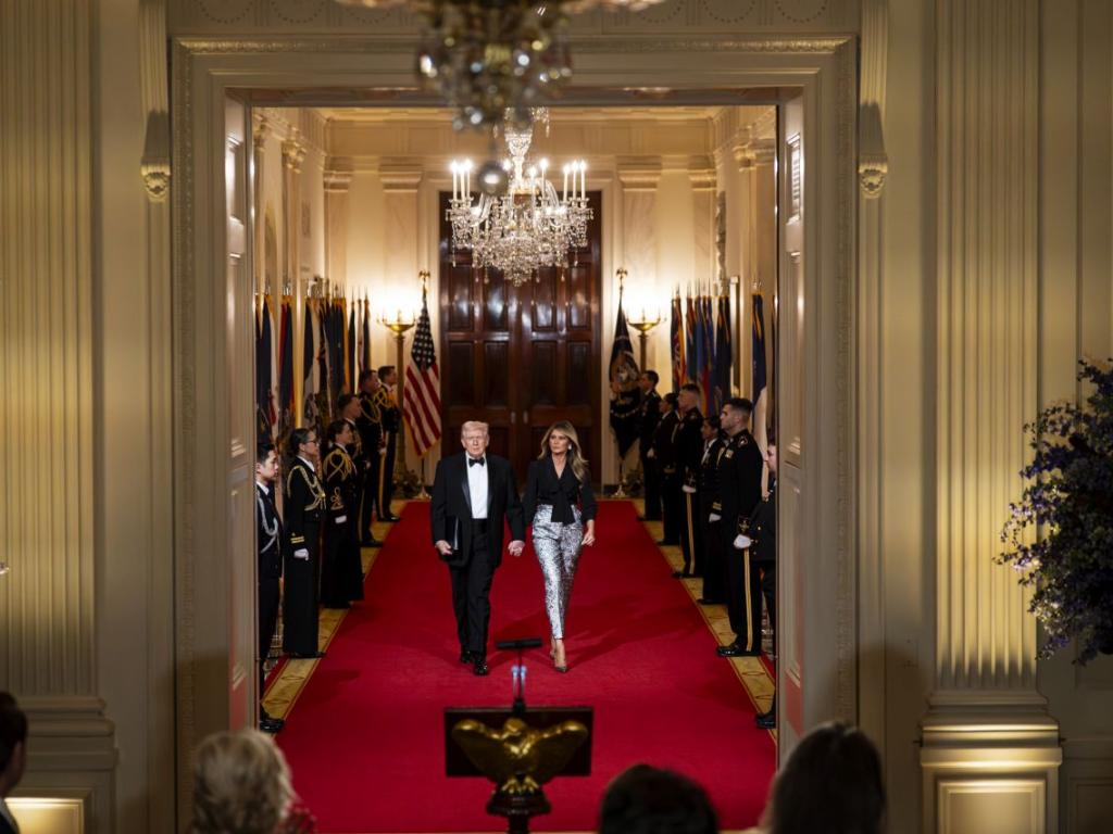 Мелания Тръмп засенчи скандалите със сребриста визия на Вечерята на губернаторите