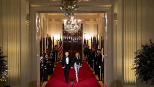 Мелания Тръмп засенчи скандалите със сребриста визия на Вечерята на губернаторите